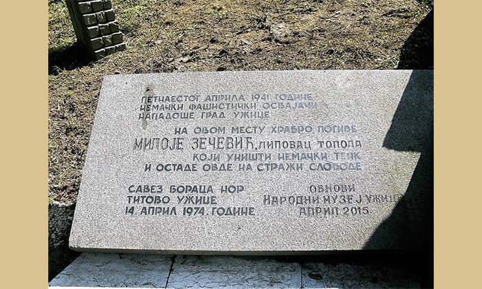 Na Sarića Osoju uz spomenik izginulim braniocima Užica aprila 1941. postavljena je i ploča znanome junaku