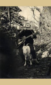 Maštoviti dečačić Mićo jaše jarca sa gitarom kao "pravi" kauboj 1961.godine