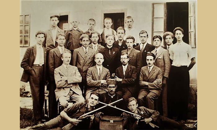 Učenici Puškarske škole 1934. godine sa nastavnicima