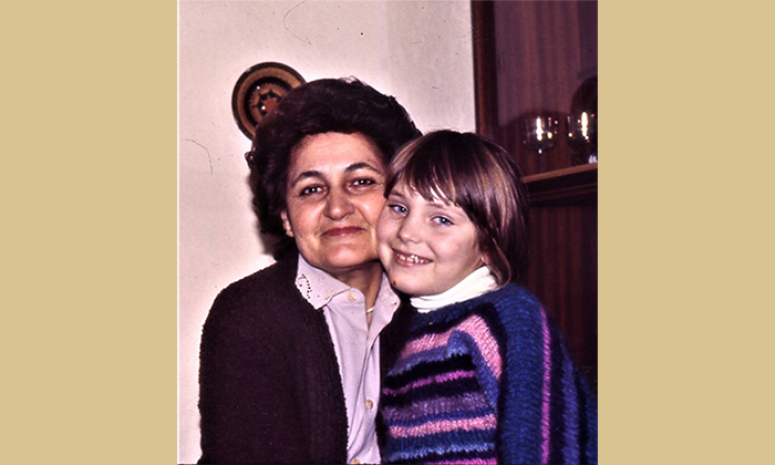 Nastavnica Vera Kovačević sa unukom Majom, onako kako je najviše zapamtile generacije đaka