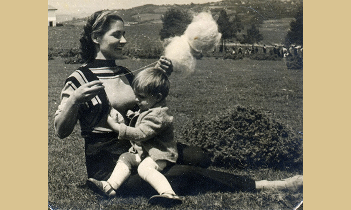 Nastavnica Vera Kovačević sa unukom Majom, onako kako je najviše zapamtile generacije đaka