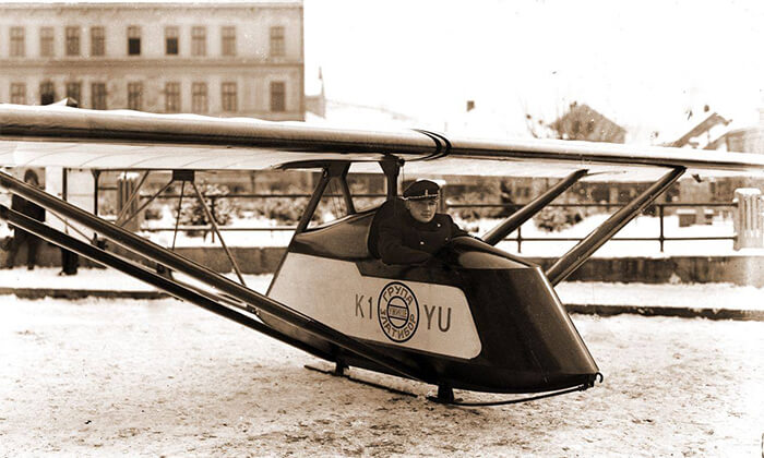 Promocija užičke jedrilice „Leteći đavo“ ispred Parčića, u njoj sedi pilot Mihailo Grbić Kalčo