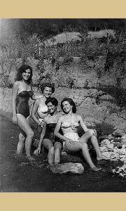 Kosjerićke lepotice na kupanju na reci Kladorbi šezdesetih