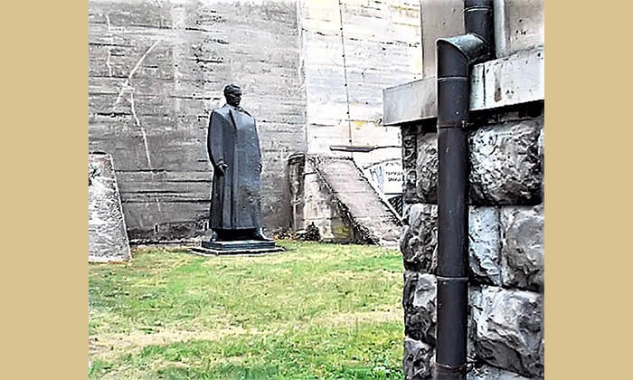 Titov spomenik nekad