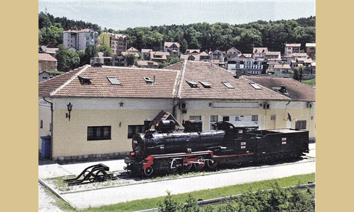 Kompleks užičke železničke stanuce 1938. godine na Dovarju se vidi deo Železničke ulice