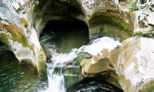 "Skakavci" prirodna fontana na reci Đetinji - foto Z. Domanović