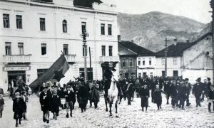 Orkestar Kulturne čete za vreme parade povodom oktobarske revolucije u vreme Užičke republike, na konju Dušan Jerković