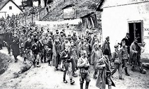 „Partizani sprovode zarobljene Nemce u Užicu 1941. godine“, tek od polovine devedesetih dodati su i četnici