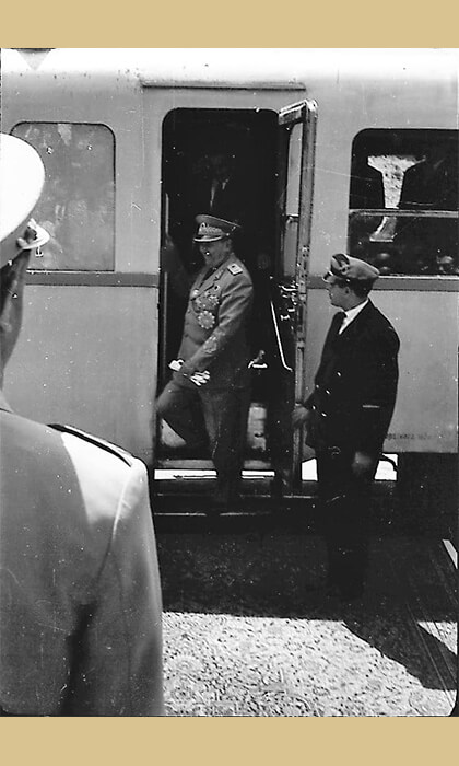 Tito je izašao iz voza u Krčagovu na otvorenoj pruzi