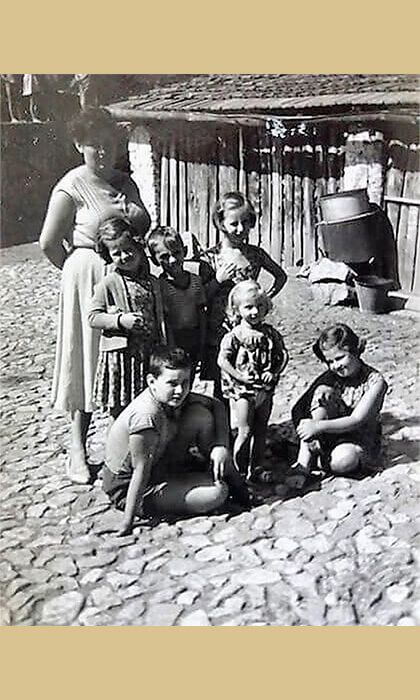 Užička deca pedesetih u Mrševića dvorištu