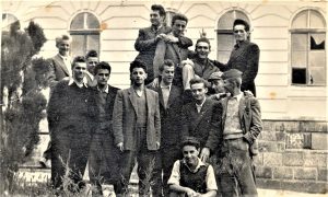 Mladi Rile Bogdanović sa školskim drugarima ispred Gimnazije