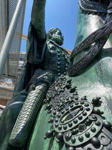 1 Detalji sa tek završenog čišćenja spomenika knezu Mihailu.