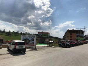 Bilbordi sa objavama o prodaji apartmana koje fotografisa Milorad Vesić