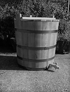 Majstor pinter Blagoje Jokić s Pore uradi kacu za kišeljenje kupusa kada ga lepo zamole.