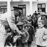 Tito ispred “Golije” na Zlatiboru sa decom palih boraca (danas bi ga optužili da je upotrebio decu u političke svrhe)