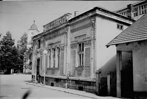 Trifunovića kuća, nalazi se preko puta oš. "Dušan Jerković"