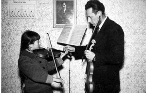 Profesor Vukašin Šumanac drži čas violine