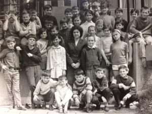 Stojan Halilović, Foce, zvani Mali Zmaj u osnovnoj školi (treći dečak, čuči