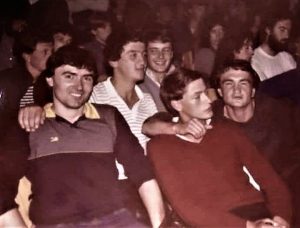 . Mali Zmaj sa drugovima u Omladinskom klubu na nastupu pank grupe „Uvaleže iz japatka“