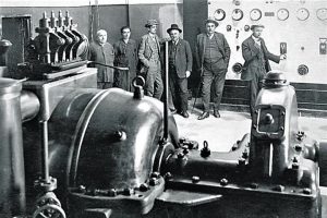 Aleksa Aljo Popović (četvrti sleva) jedan je od inicijatora izgradnje prve hidrocentrale u Užicu