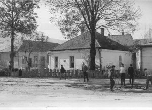 Popovića Kuća i dvorište sedamdesetih godina 20. veka gledano iz ugla ulice Nikole Pašića