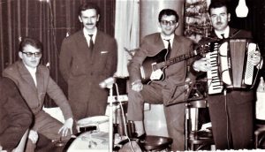 . "Ere", Pevač Vlade Mršević, bubnjar Milorad Iskrin. Gitarista Petar Jovanović i harmonika Miloš Broćić