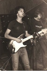 Gitarista i testopisac Ilija Smiljanić na Rok izlogu 2 u grupi Strah