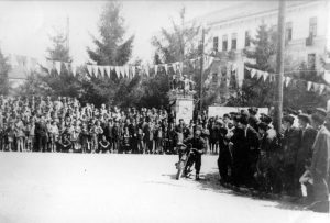 Prvi bajkeri su organizovali trke, start i cilj su bili kod Parćića, blizu čes,me Opančarskog esnafa