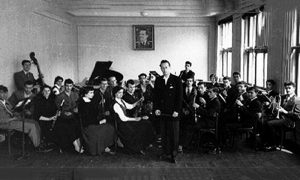 Profesor Šumanac diriguje velikim orkestrom KUD-a "Aleksa Dejović"