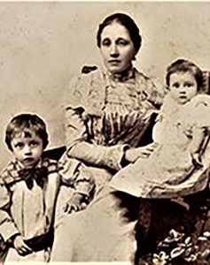 Majka Janja sa decom Milanom i bebom Ljubicom