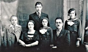 . Porodica Aranđelović : Srbo, Filka,Olivera, Dragi i Radmila . Iznad stoji Filkin brat