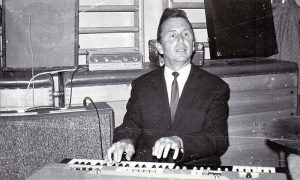 Mijo zabavlja kolege na drugarskoj u fiskulturnoj sali Pedagoške