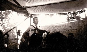 I pod šatrom bi često uzimao harmoniku da napravi dobar štimung