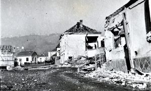 Prestolonaslednikova ulica posle bombardovanja, desno prva kuća Prohorova, druga Drobnjakovića