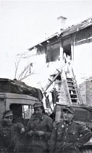 Nemački vojnici posle bombardovanja 1944. u užičkoj Klisuri