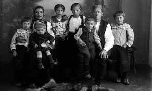 Tridesetih i četrdesetih godina dvadesetog veka bračni parovi Užicu su imali mnogo više dece nego danas