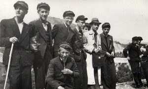 Dečaci i mladići koji su išli u školu su imali posebne kaškete ili šajkače sa oznakama razreda