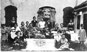 Kurs Singer šivenja i vezenja u dvorištu iza prodavnice