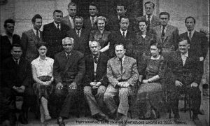 Novinska fotografija kolektiva učiteljske škole iz 1955. god. B. Kovačević stoji u drugom redu, prvi s desna