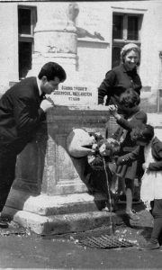 Dragan Djurovic Cure kod esnafske česme na Rakijskom pijacu, 1961.