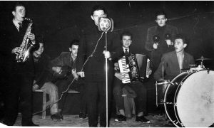 Mladi Milutin Korać nastupa (pevač) na igranci u Sokolani