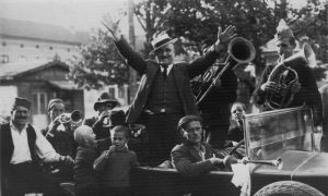 Braća Tihomir (sasvim levo) i Branko sa raširenim rukama, prilikom proslave razmene mlinova sa braćom Šojat