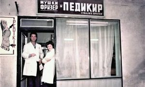 Radnja Dragana Tupajića, prvog užičkog pediikira, na Rakijskoj pijaci