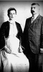 Mališa Atanacković sa ženom Jelenom. u vreme kada je pravio kuću na Rakijskoj pijaci