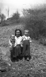 Mali braća Dudići sa majkom