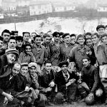 Fk Prvi Partizan na stadionu u Begluku tokom pedesetih godina 20. veka sa navijačima; Asan Dudić prvi u dresu s leva