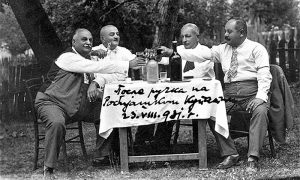 Sima Terzić i njegovo društvo uživaju u "Robijaškom kupatilu"