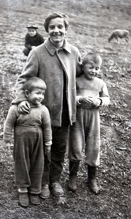 Ovu trojicu prijatelja, prigradskih seljaka, iz Gluvaća, snimio je Ilija Lazić 1939. godine