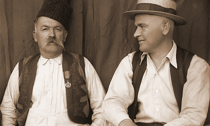 Ovu trojicu prijatelja, prigradskih seljaka, iz Gluvaća, snimio je Ilija Lazić 1939. godine