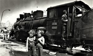 Deca Vesna i Mifa Radović na ćirinoj Železničkoj stanici.